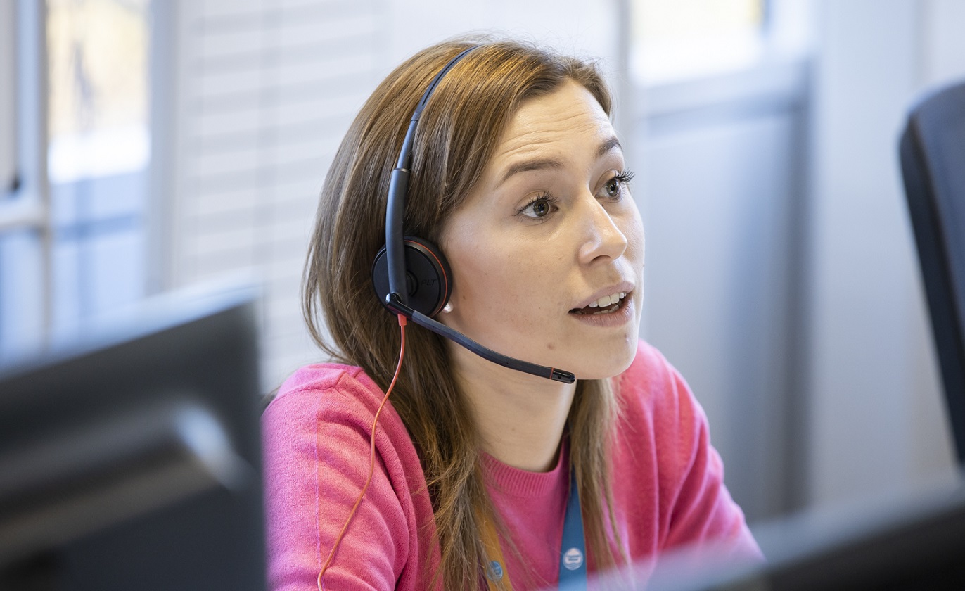 A Thames Water customer agent speaks to a customer on the phone