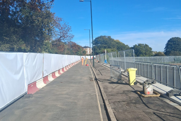 Hampton barrier capping beam