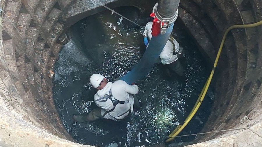 Thames Water workers remove the fatberg in Feltham