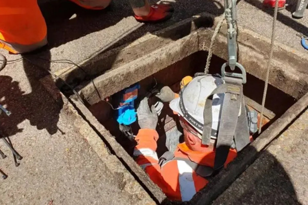 Flow monitors to manage flow in heavy rain