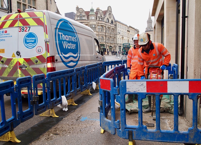 Engineers repairing a leak in Oxford city centre