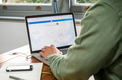 A customer uses their laptop to report a leak on the Thames Water website