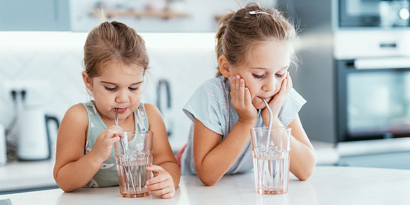 two-girls-drinking-water