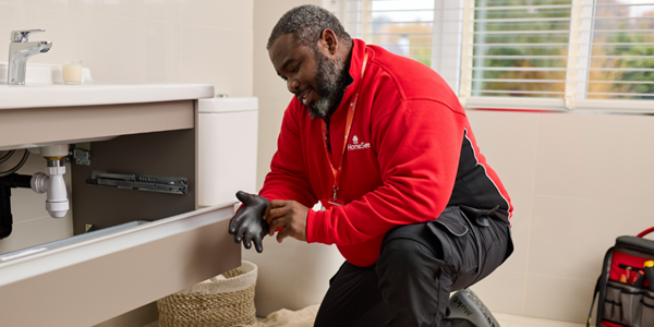 HomeServe engineer fixing a leak