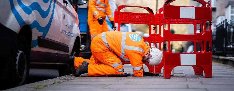 Image of a Thames Water worker turning off the water in the street